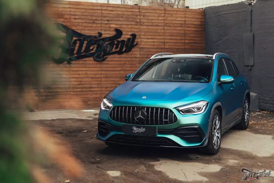Оклеили Mercedes GLA 45 AMG в винил от Oracal в оттенке Aquamarine, покрыли пленку керамикой. Окрасили суппорта в красный цвет с логотипами AMG